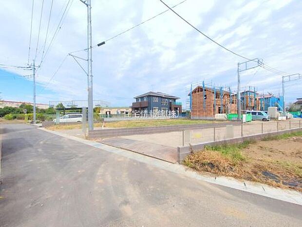 前面道路を含めた現地写真です。