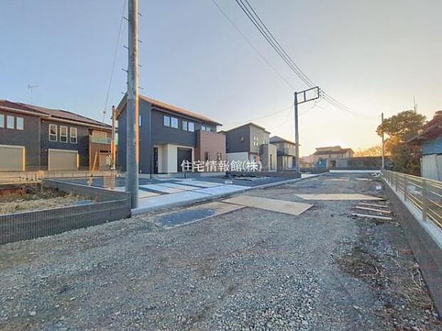 前面道路を含めた現地写真です。