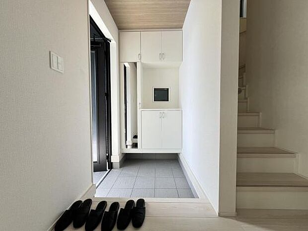 綺麗で明るい玄関でお客様をお迎えいただけます。