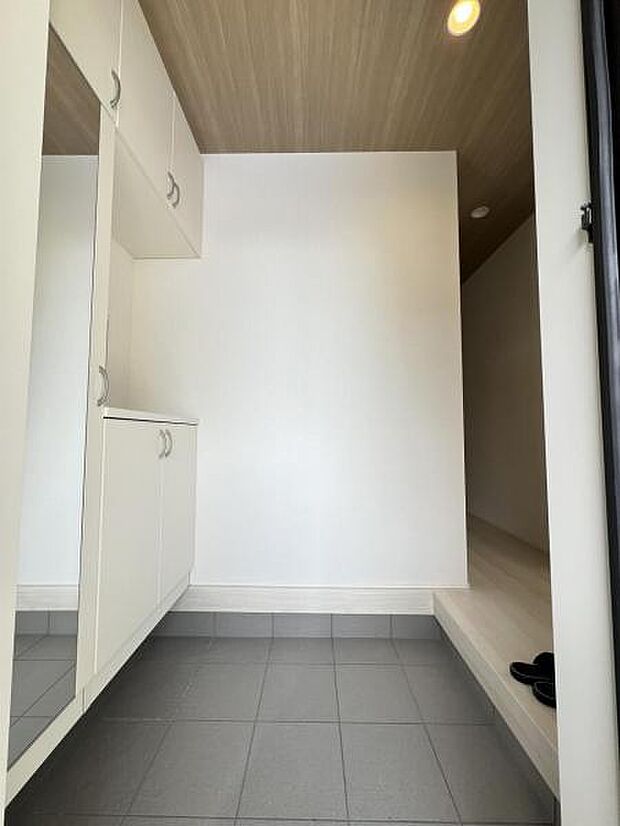 散らかりがちな玄関もスッキリの玄関収納付。