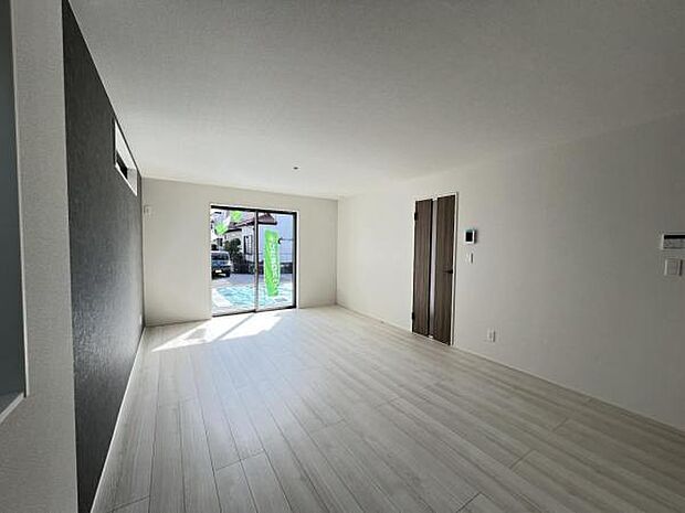 キッチンカウンターの前は、ダイニングセットが置ける広さがあります。