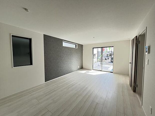 お食事中もキッチンと会話が楽しめるダイニングスペース。