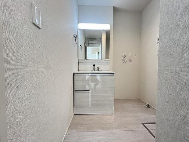 3面鏡タイプの洗面化粧台です。鏡面裏に小物を収納でき、生活感も隠せます。