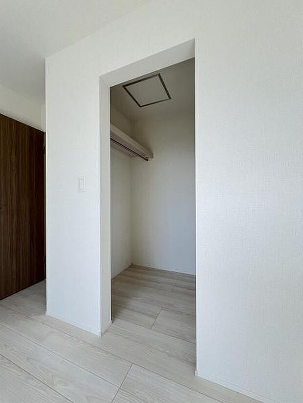 ウォークインクローゼットがあり収納スペースも豊富。季節物もスッキリ片付きそうです。