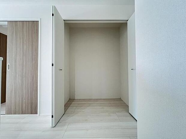 パントリーがキッチン脇にございます。