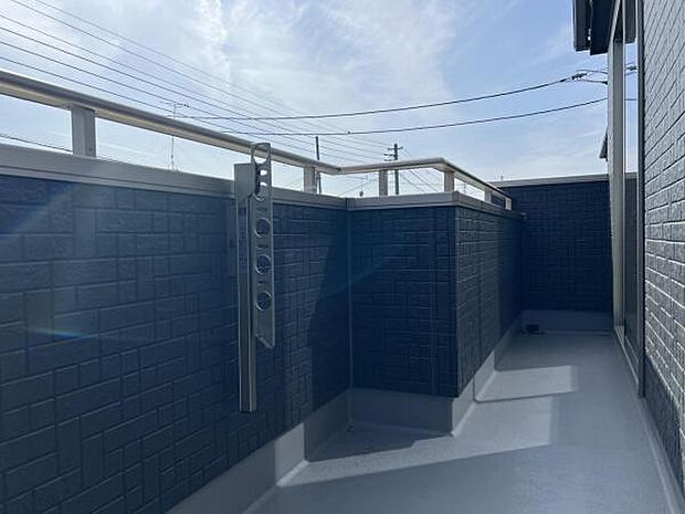 バルコニーで布団やレジャーシートなど大きな物も簡単に干すことができ、お洗濯も楽しくなりそうですね。