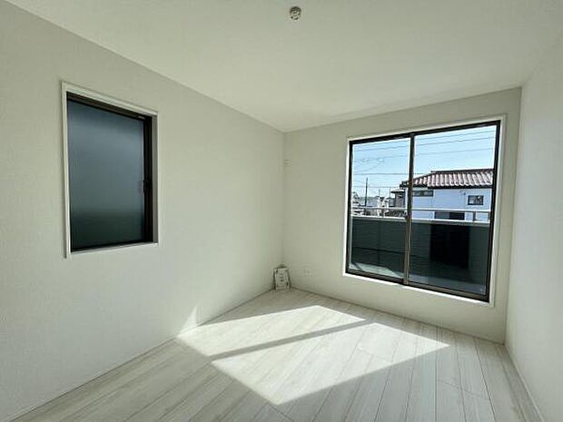 木の温もりが優しいフローリングの収納スペース付き洋室です。