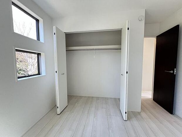 いつでもお部屋をスッキリお使い頂ける収納スペースを設置。