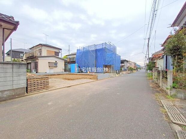 前面道路を含めた現地写真です。