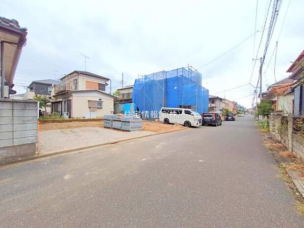 前面道路を含めた現地写真です。