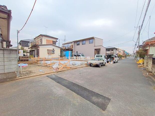 前面道路を含めた現地写真です。