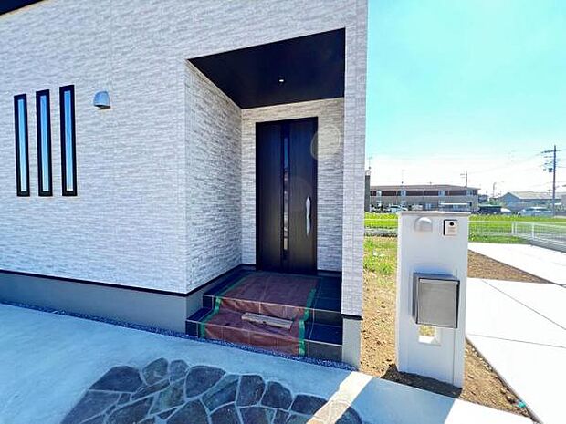 雨天時の荷物搬入に便利な玄関ポーチ付きです。