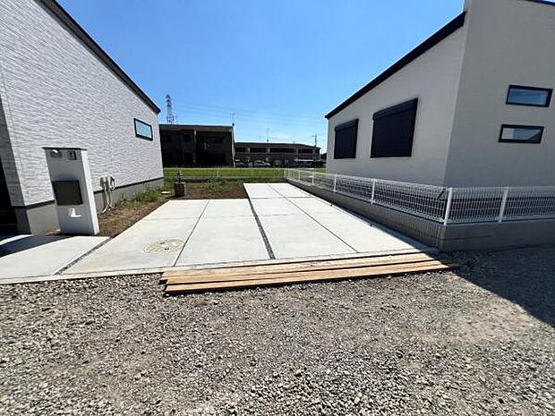 駐車場ももちろん完備しておりますのでお車所有の方にも心強いです。