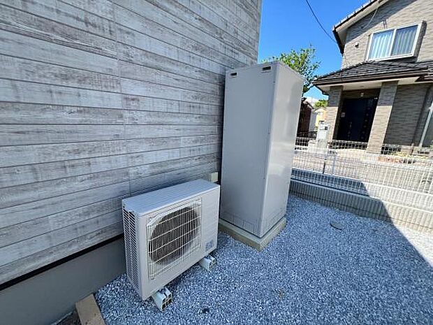 効率よくお湯を沸かす省エネ性の高い給湯器、エコキュートを搭載。