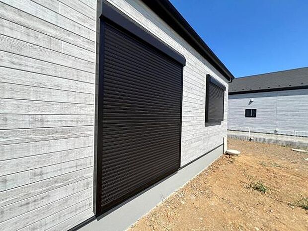 シャッター付き窓を採用しております。