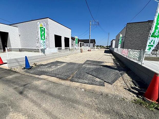 前面道路を含めた現地写真です。