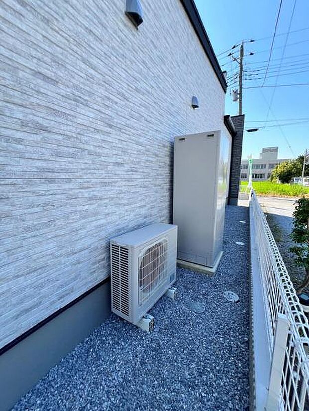 効率よくお湯を沸かす省エネ性の高い給湯器、エコキュートを搭載。