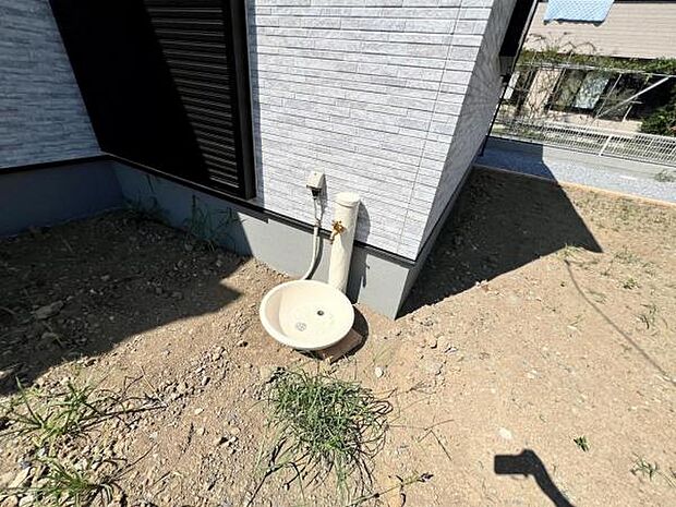屋外に、洗車がガーデニングに便利な外水栓がございます。