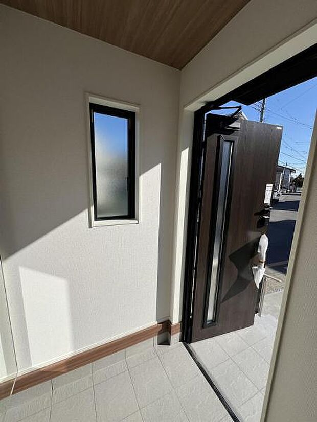 玄関ポーチがありますので、お花や緑の鉢植えなどで、ご家族やお客様をお出迎え。