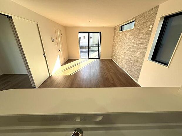 カウンターキッチン越しに会話も楽しめるダイニングキッチン。