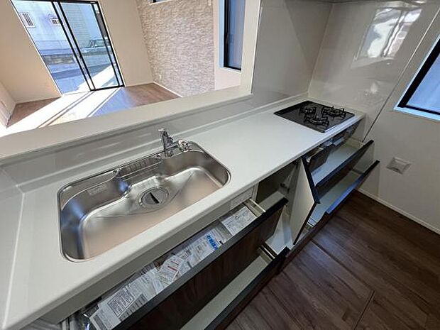 リビングが見渡せ、料理中も会話が弾む対面式キッチンです。