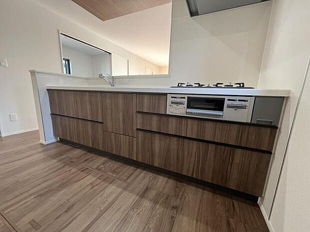 横幅のある大きなシステムキッチンで、毎日のお料理も楽しくできますね。