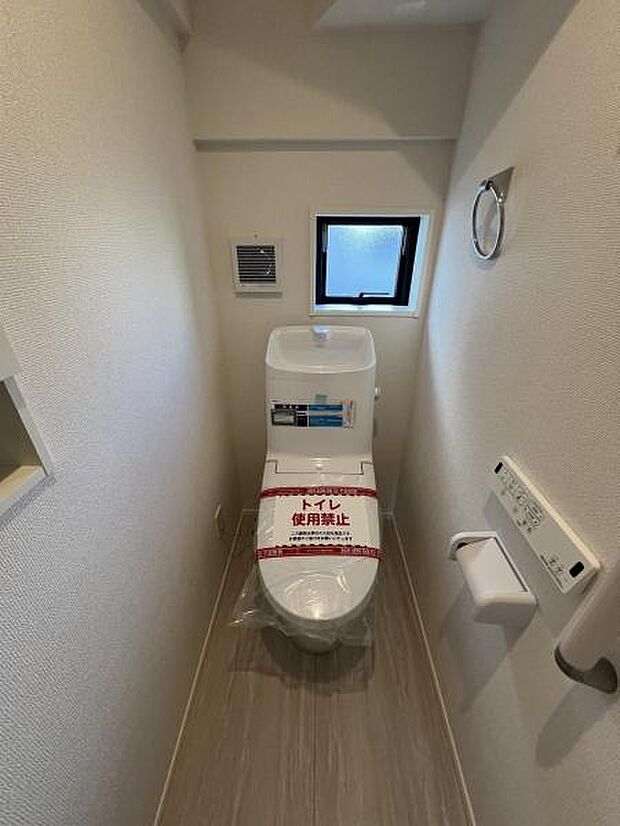 シャワー洗浄機能付のトイレは、清潔感が印象的な空間ですね。