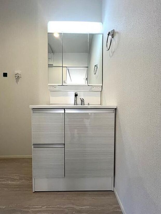 シャワー付き洗面化粧台です。手軽にシャンプーができ、お掃除もしやすいですね。
