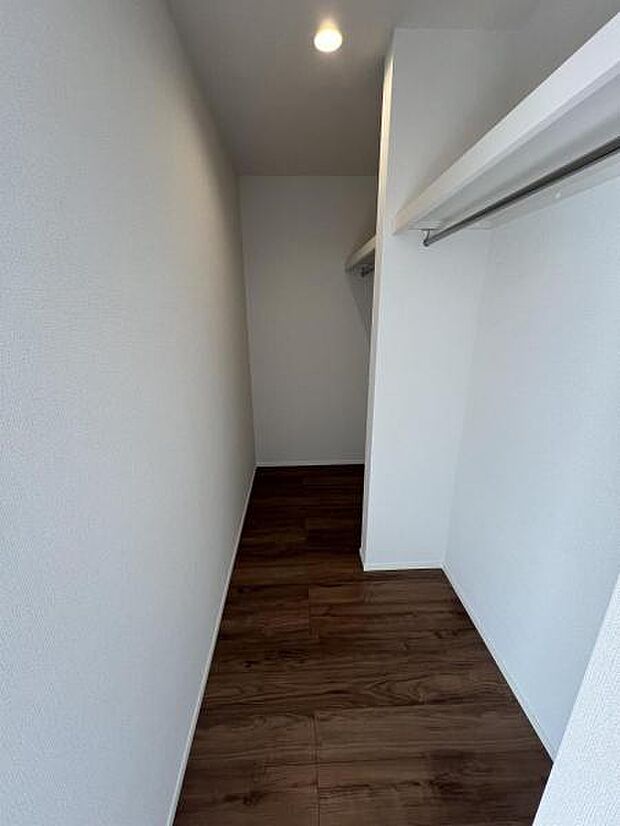 ウォークインクローゼット付きで収納も豊富。お部屋のスペースを有効的に使えそうですね。