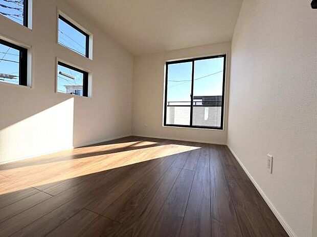 木の温もりが優しいフローリングの収納スペース付き洋室です。