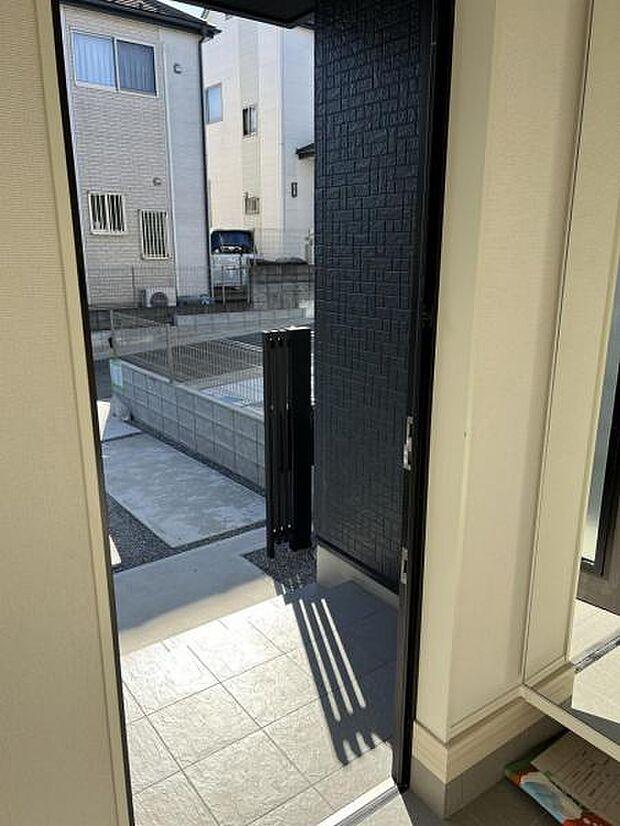 散らかりがちな玄関もスッキリの玄関収納付。