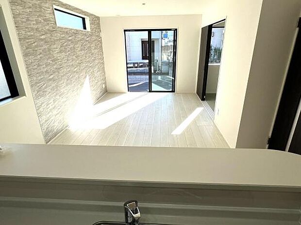 ゆったりとした開放的なダイニングキッチンスペースです。