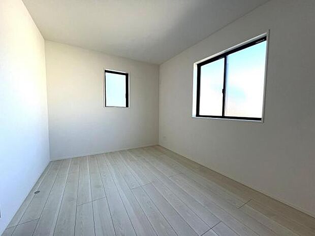 明るい広々とした主寝室でご家族ゆっくりお休みになれますね。