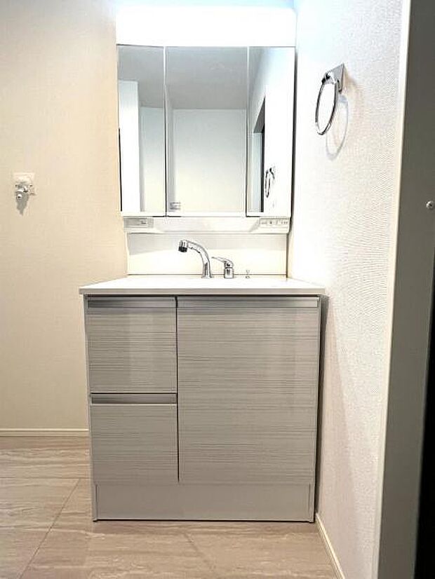 シャワー付き洗面化粧台です。手軽にシャンプーができ、お掃除もしやすいですね。