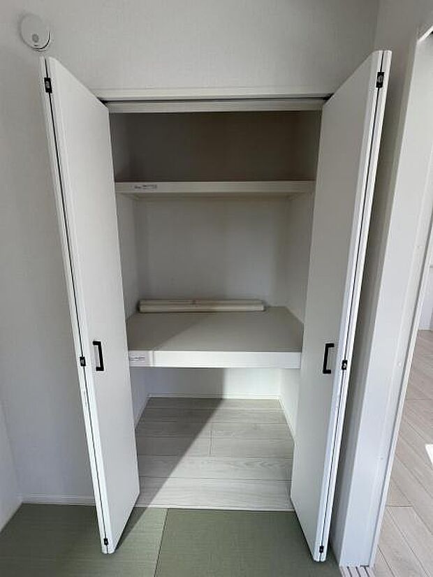 中の物を確認しやすく、取り出しやすい収納スペース。お部屋を広々とお使いいただけます。