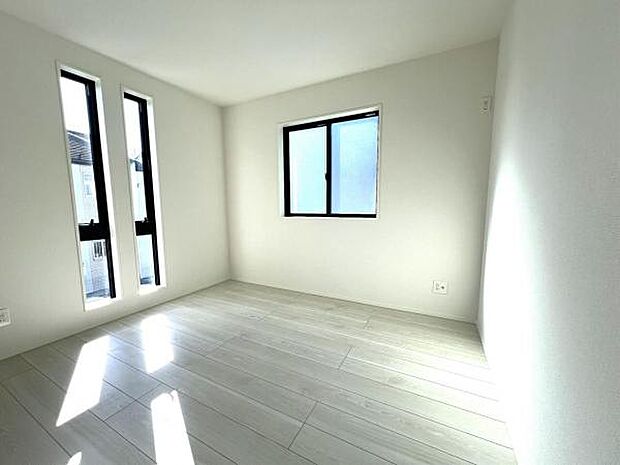 木の温もりが優しいフローリングの収納スペース付き洋室です。