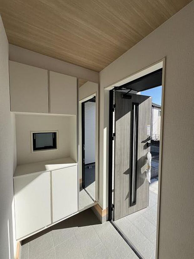 雨天時の荷物搬入に便利な玄関ポーチ付きです。