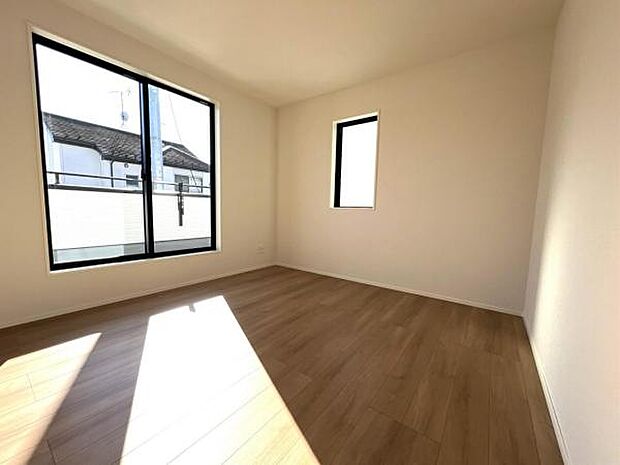 明るい広々とした主寝室でご家族ゆっくりお休みになれますね。