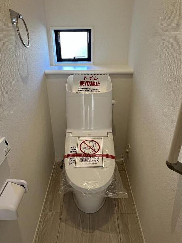 シャワー洗浄機能付のトイレは、清潔感が印象的な空間ですね。