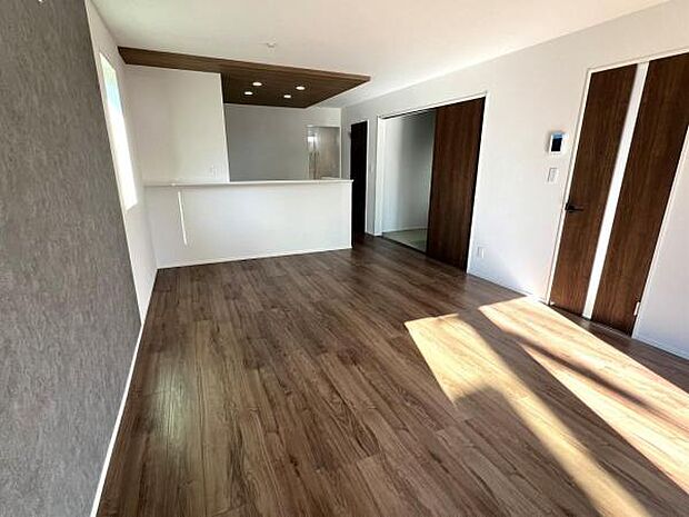 明るい日差しが入る風通しの良いリビングです。