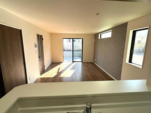 ゆったりとした開放的なダイニングキッチンスペースです。