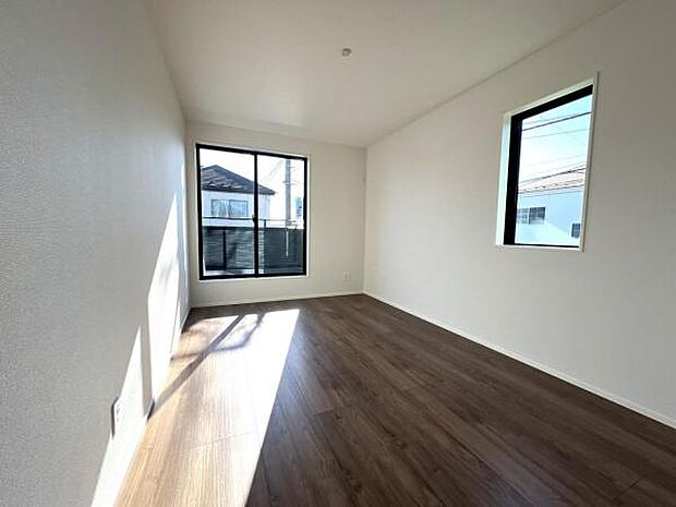 明るい広々とした主寝室でご家族ゆっくりお休みになれますね。