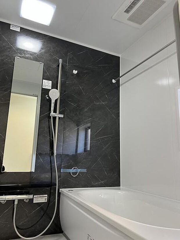 スタイリッシュな浴室で1日の疲れをゆったり癒されるのもいいですね。