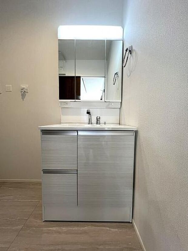 洗面化粧台です。朝の身支度から1日が始まります。