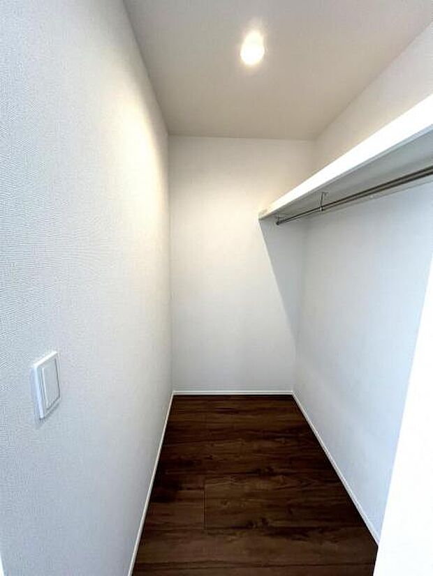 ウォークインクローゼットがあり収納スペースも豊富。季節物もスッキリ片付きそうです。