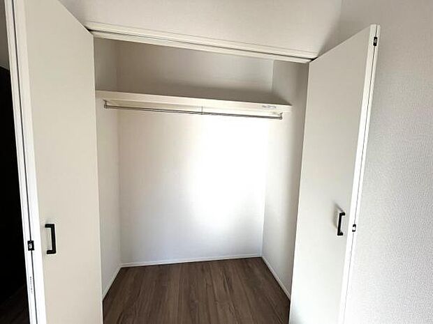 いつでもお部屋をスッキリお使い頂ける収納スペースを設置。