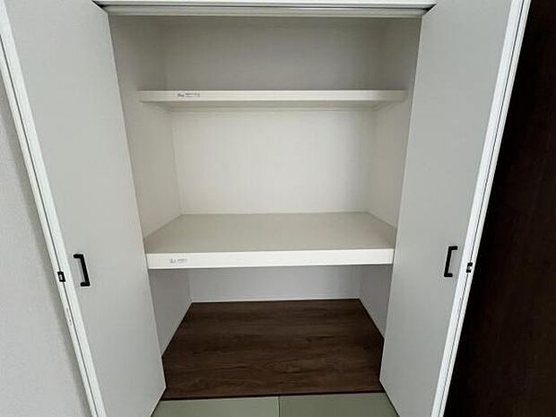 いつでもお部屋をスッキリお使い頂ける収納スペースを設置。