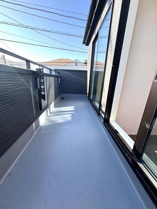 開放感あふれる広々としたバルコニーはお洗濯はもちろん、ガーデニングなども楽しめます。