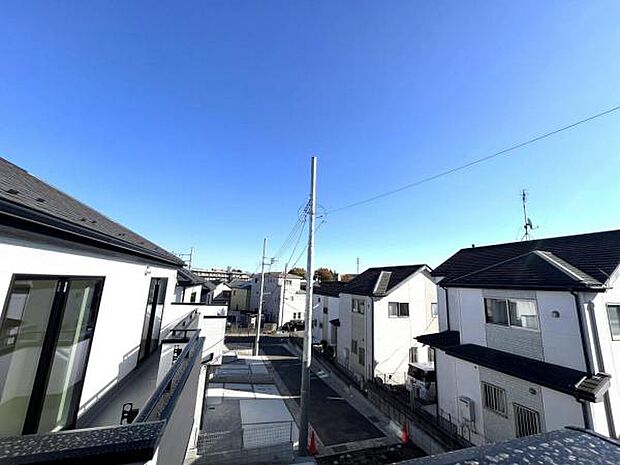 バルコニーからの眺望です。明るい陽射しを浴びながらゆったりと過ごすのも良いですね。