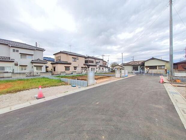 前面道路を含めた現地写真です。